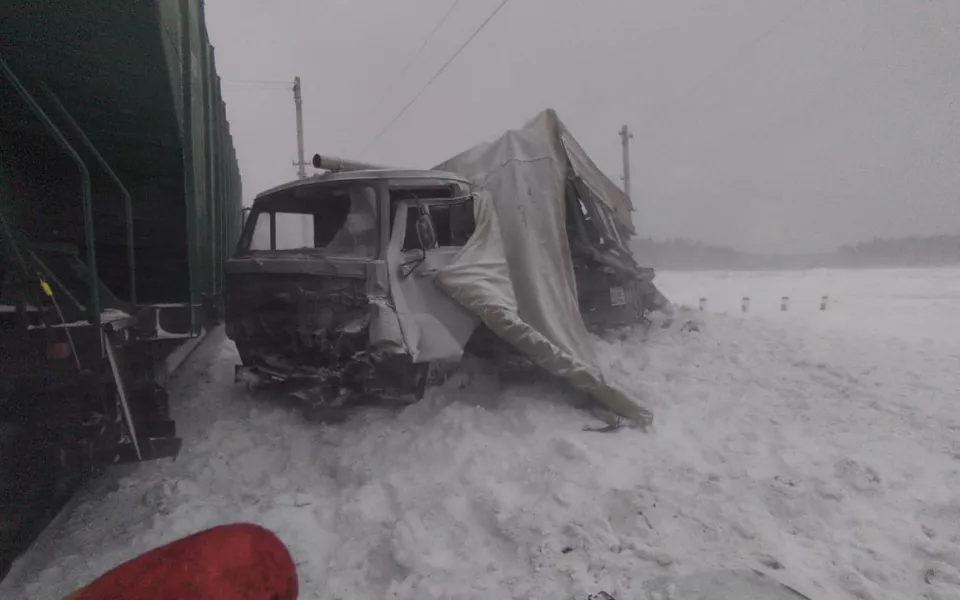 В Алтайском крае поезд снес выехавший на ж/д пути грузовик