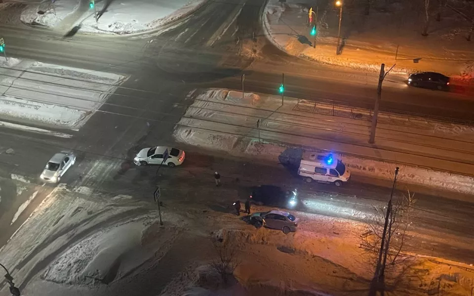 Легковушки вновь не поделили перекресток на ул. Антона Петрова в Барнауле. Видео