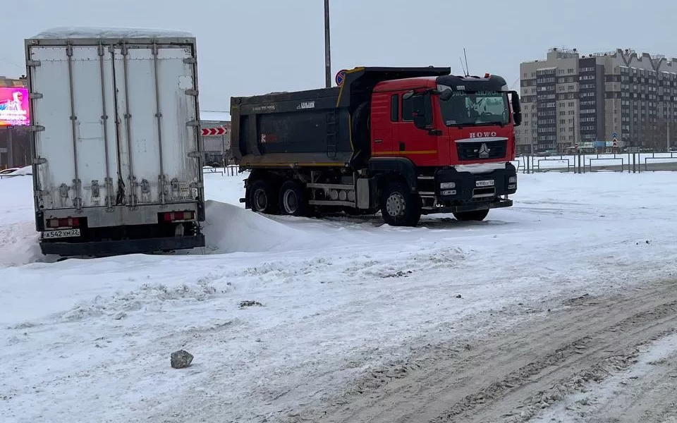 Барнаульцы пожаловались на заставленную грузовиками стоянку для автобусов