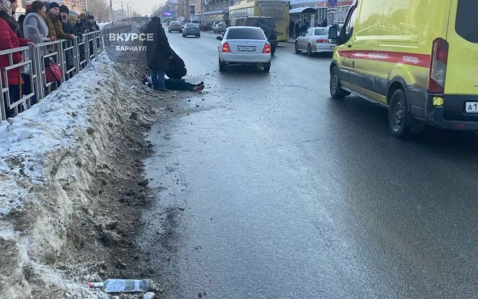 В Барнауле на пешеходном переходе на Ленина сбили мужчину