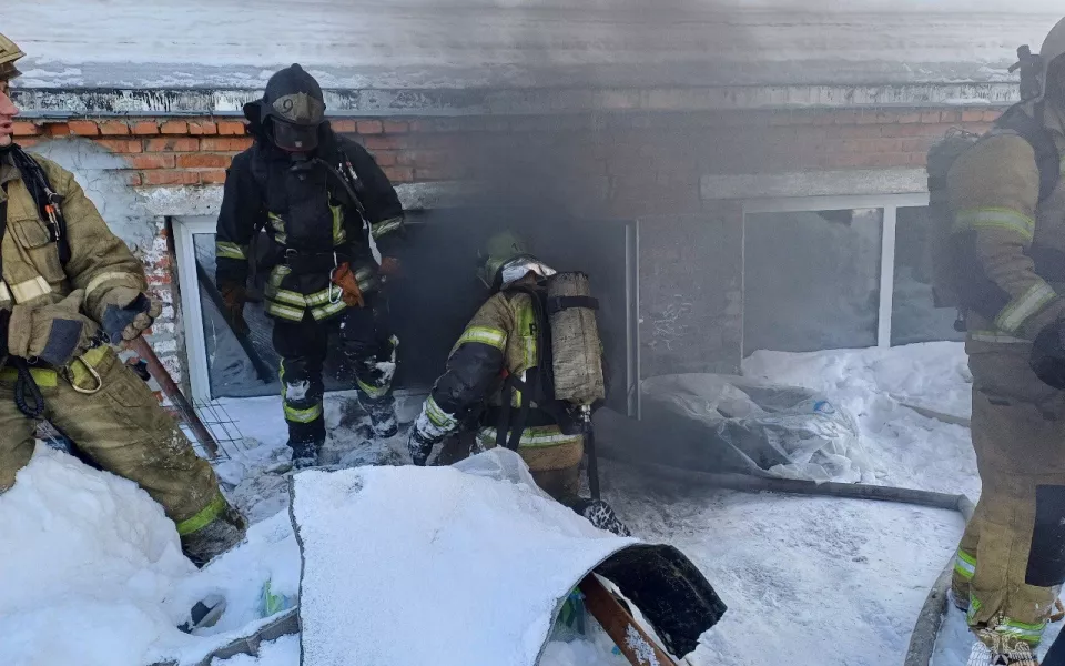 47 пожарных тушат возгорание в производственном здании водоканала в Барнауле. Фото