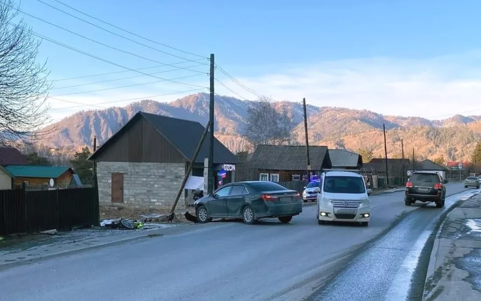 В Горном Алтае мотоциклист столкнулся с автомобилем и попал в больницу