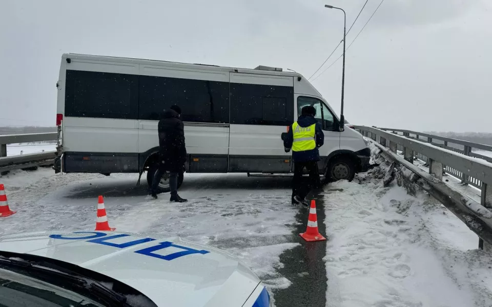 На старом мосту из-за серьезного ДТП перекрыли дорогу в обе стороны