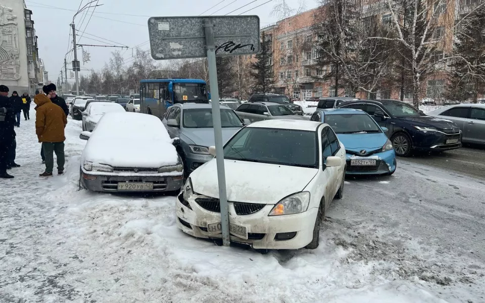 В Барнауле на проспекте Ленина машины попали в массовое ДТП