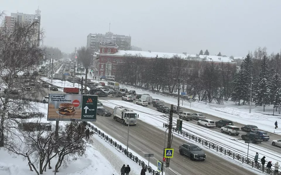 В Барнауле водители встали в вечерних девятибалльных пробках