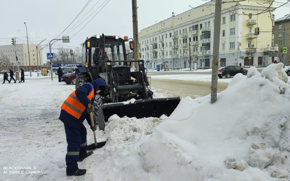 Улицы Барнаула очищают от снега и льда после обильных осадков