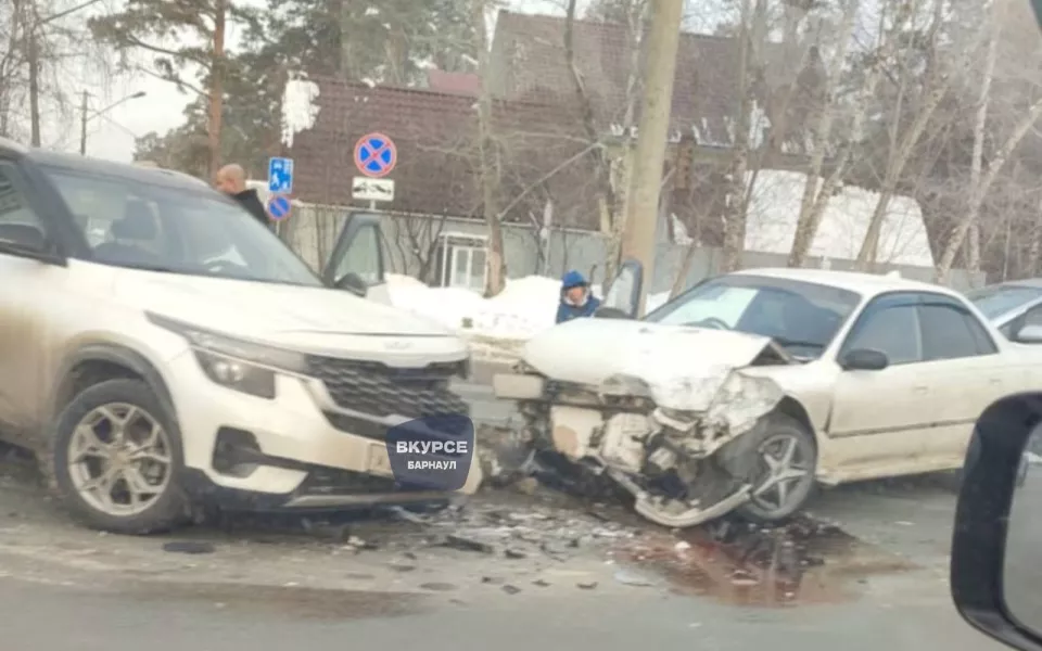 В Барнауле водитель легковушки пострадал в 'лобовом' ДТП на Змеиногорском тракте