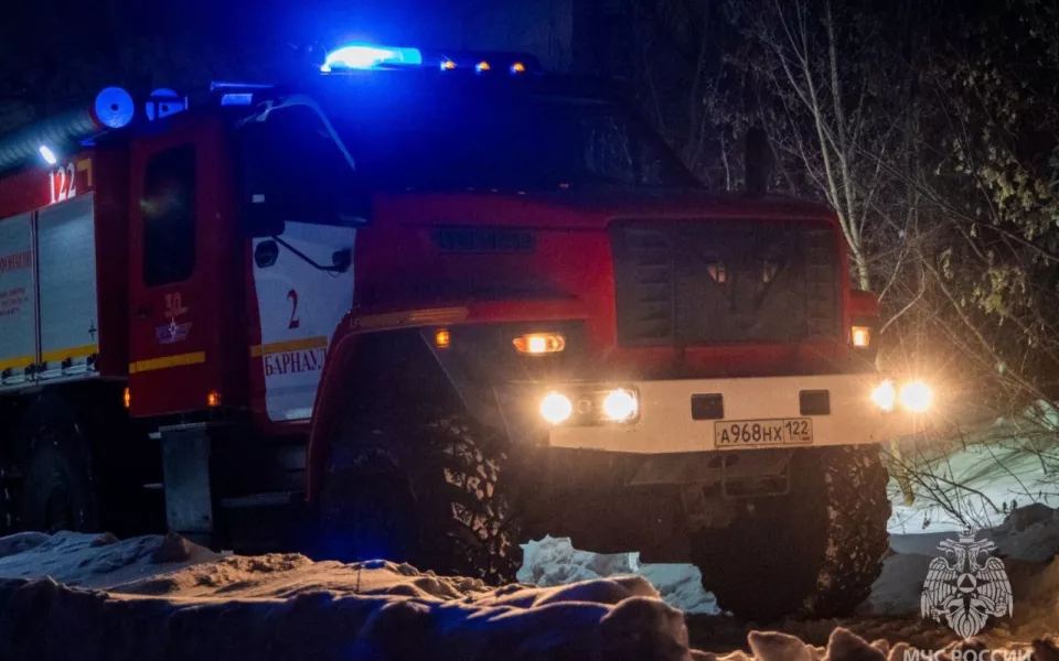 В Барнауле при крупном пожаре в частном доме погибла пожилая женщина