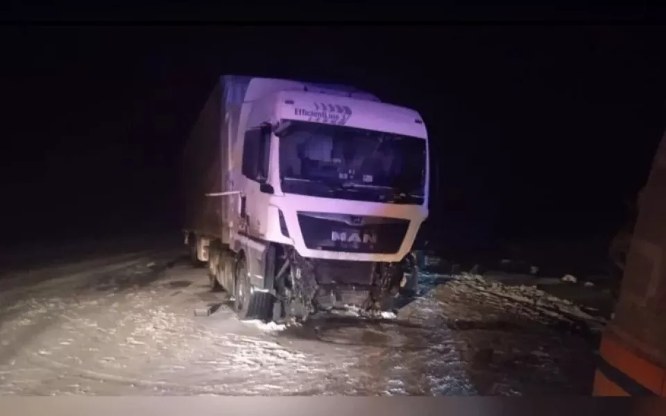 В Новосибирской области в лобовом ДТП с грузовиком погиб мужчина