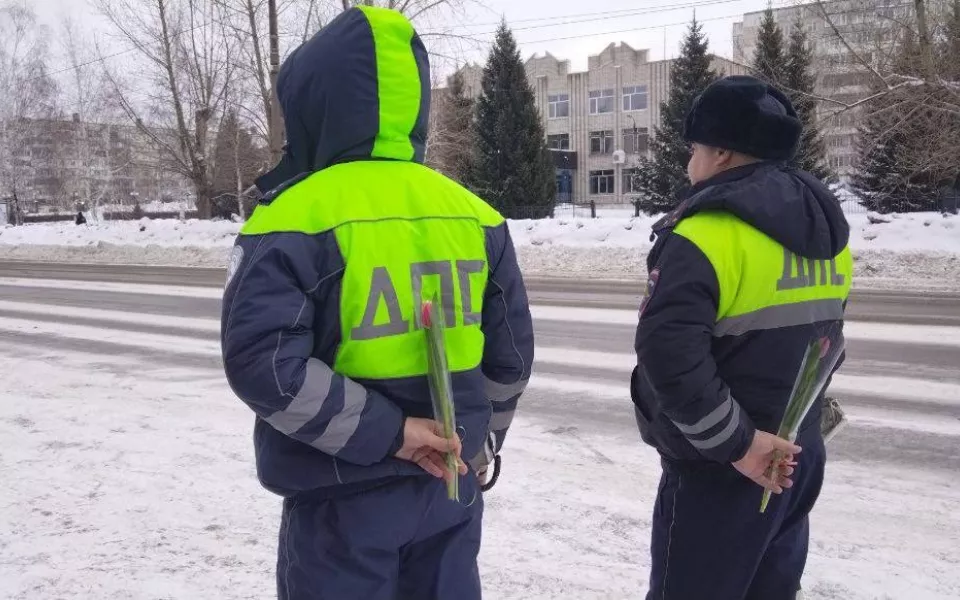 Сотрудники ГАИ Алтайского края поздравили автомобилисток с наступающим 8 Марта