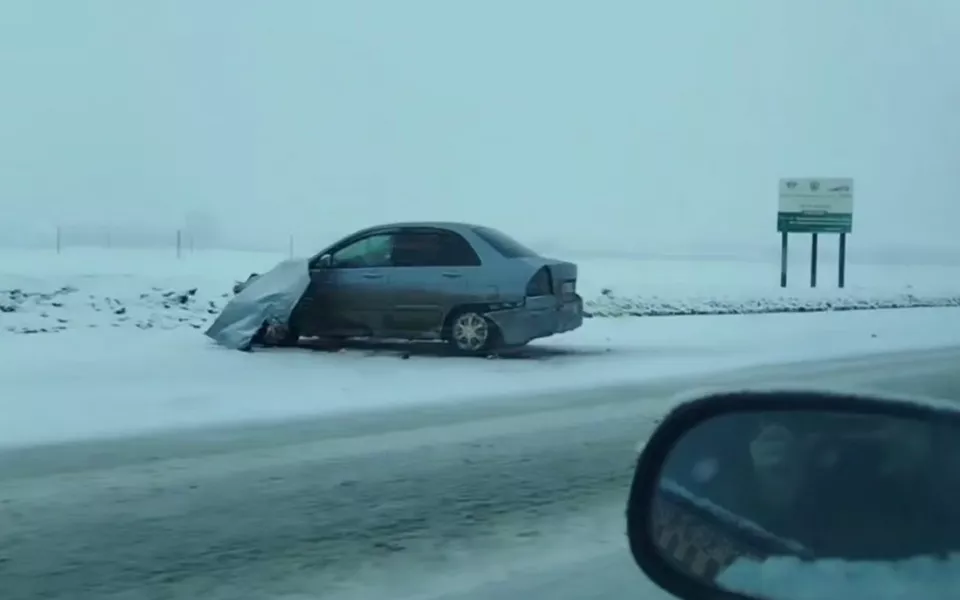 На заснеженной алтайской трассе в метель произошло ДТП