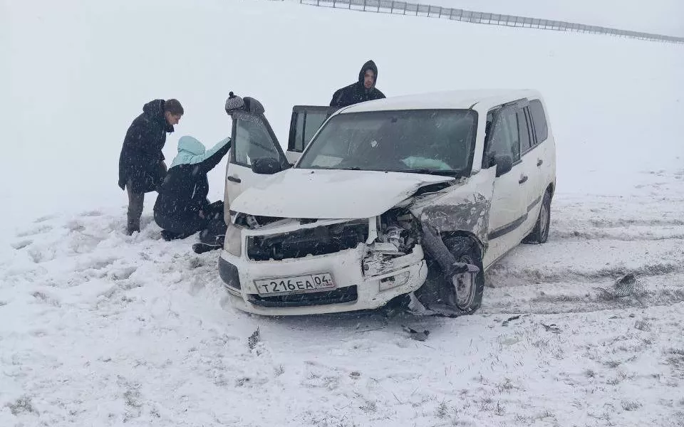 На трассе перед Новоалтайском машина слетела в кювет при массовом ДТП