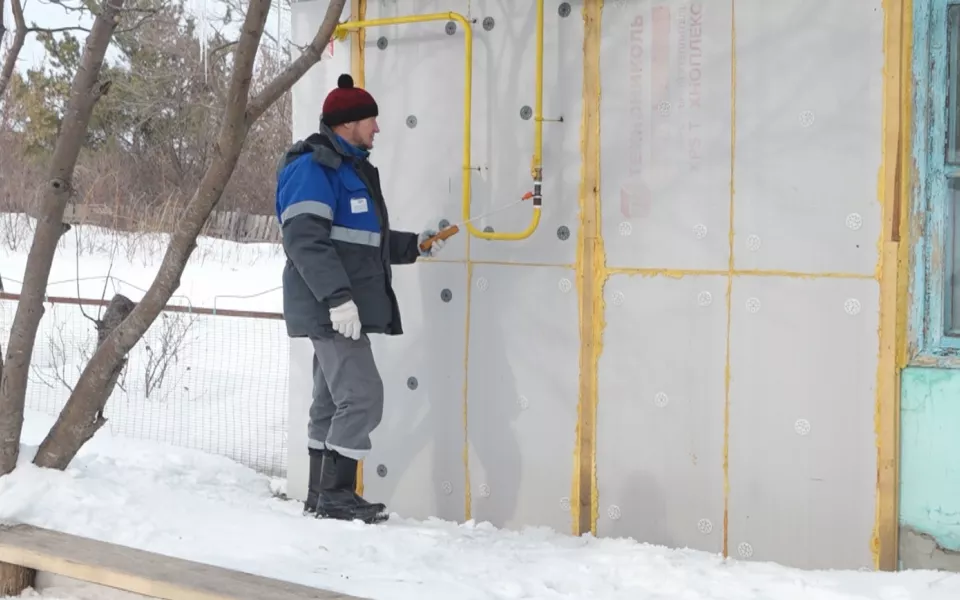 Накануне 8 Марта двум алтайским пенсионеркам подключили дома к природному газу