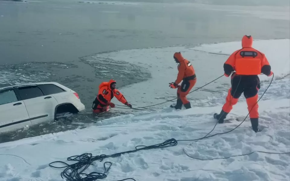 В Новосибирске спасатели достали из Оби утонувший автомобиль