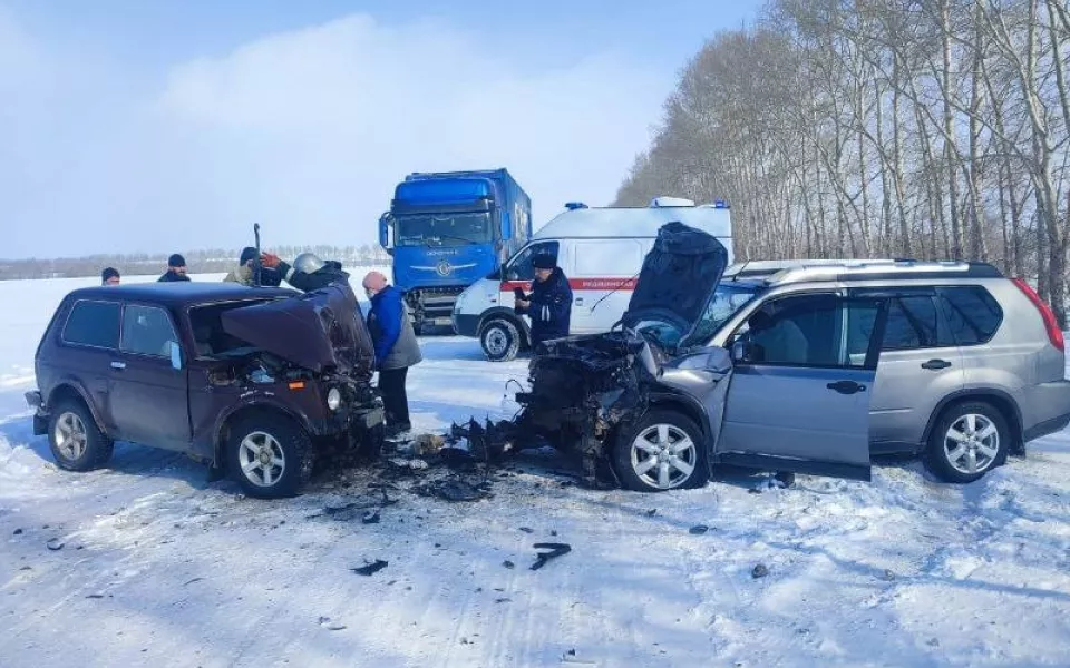 Пенсионер на 'Ниве' насмерть разбился в ДТП на алтайской трассе