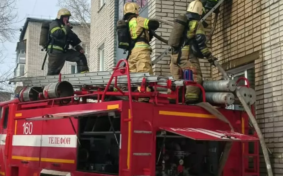 Замыкание холодильника привело к пожару в барнаульской пятиэтажке