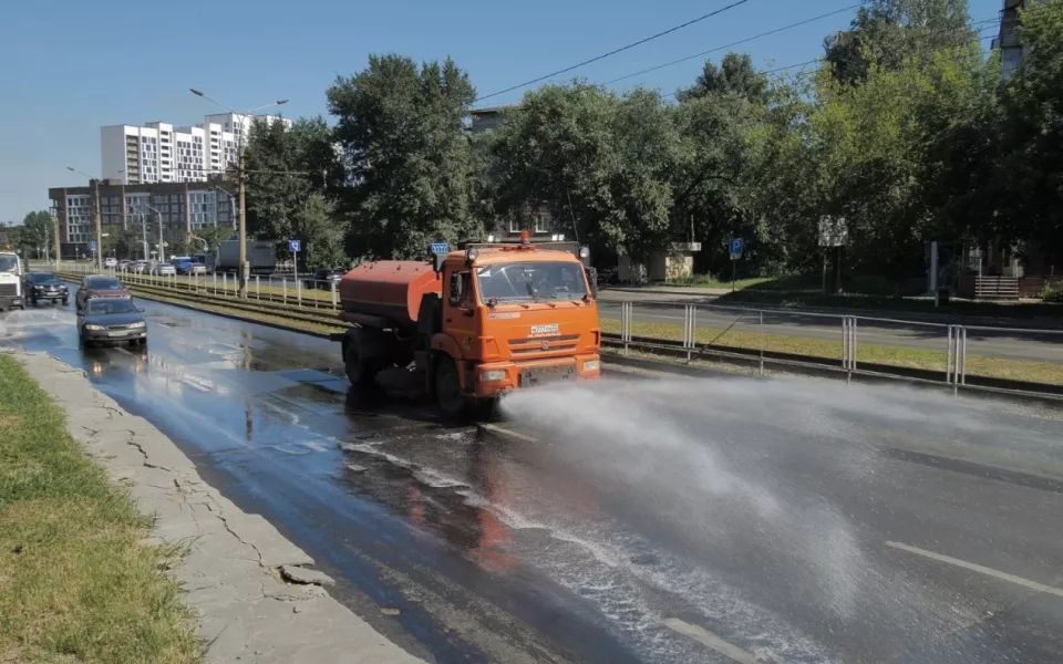 В Барнауле из-за аномальной жары поливают дороги