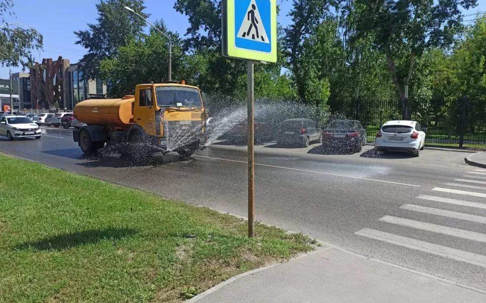 В Барнауле продолжают полив раскаленных городских дорог