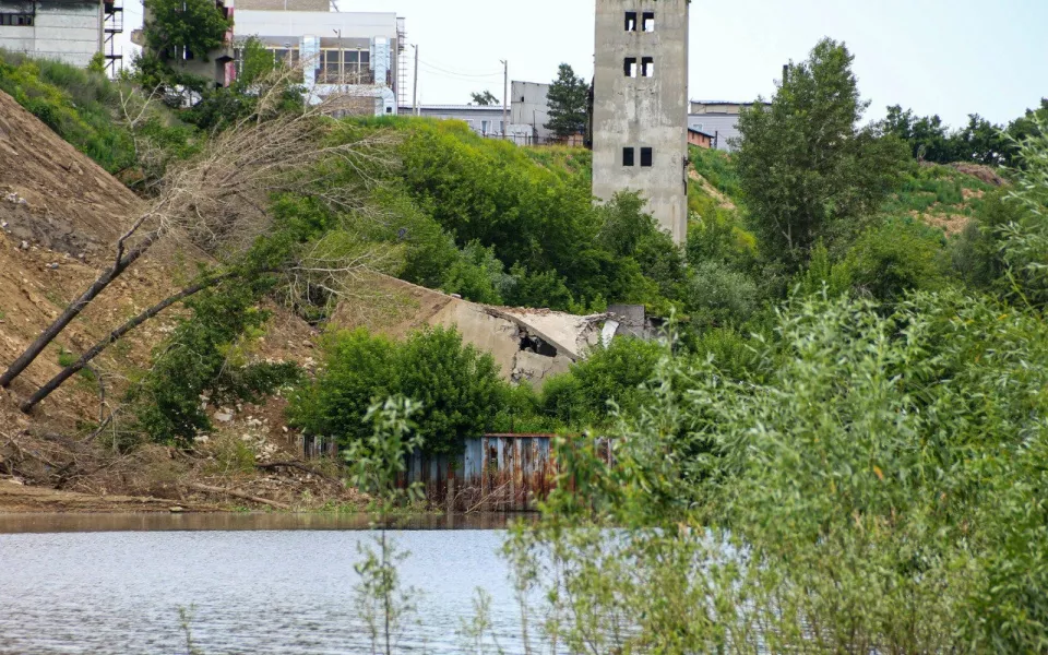 В Барнауле повалили одну из башен старого элеватора