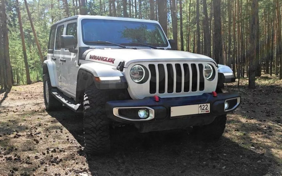 Быстрый Jeep Wrangler со съемной крышей и набором для путешествий продают в Барнауле