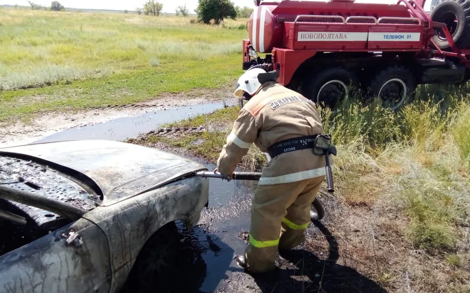 В алтайском селе из-за вспыхнувшего авто едва не сгорел жилой дом