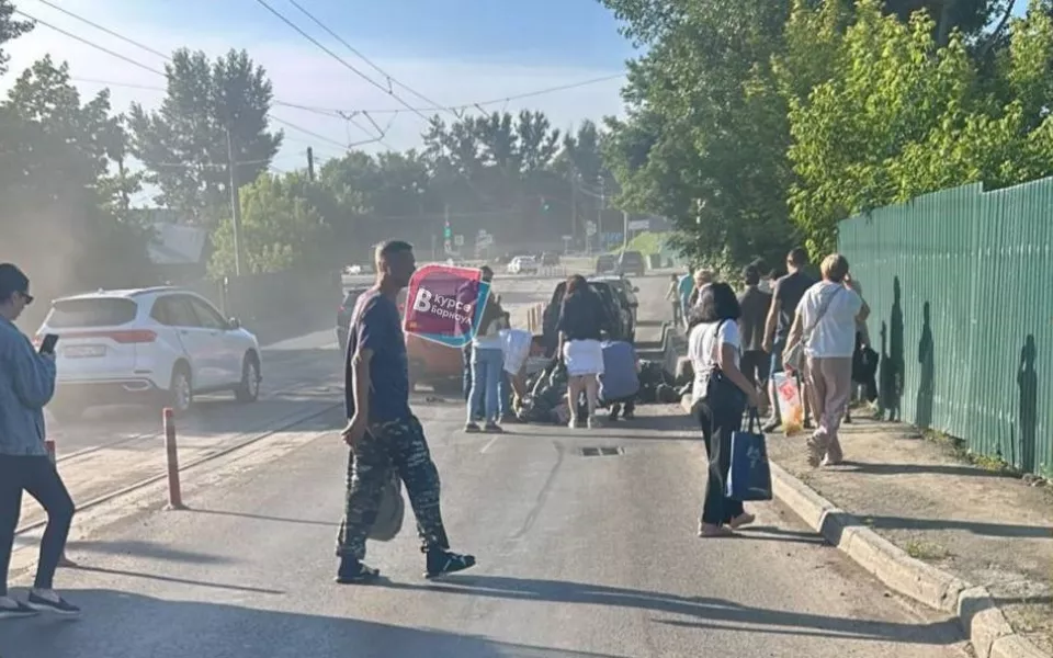 В Барнауле мотоциклист влетел в стоящий автомобиль