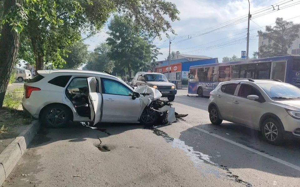 В Новосибирске молодая женщина погибла в ДТП с автобусом