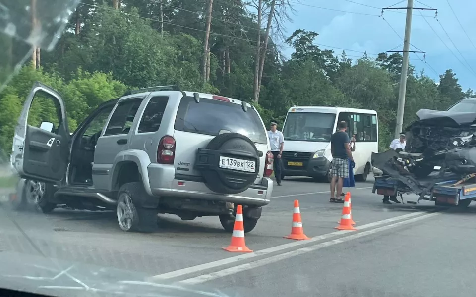 Пять человек пострадали при столкновении внедорожников в Барнауле