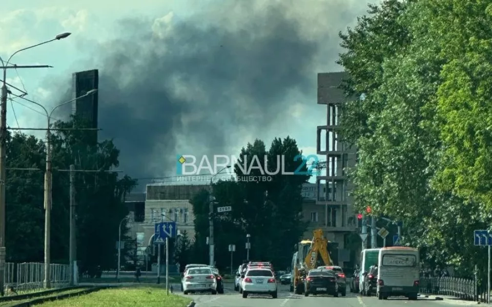 В Барнауле сгорел строительный вагончик на улице Смирнова