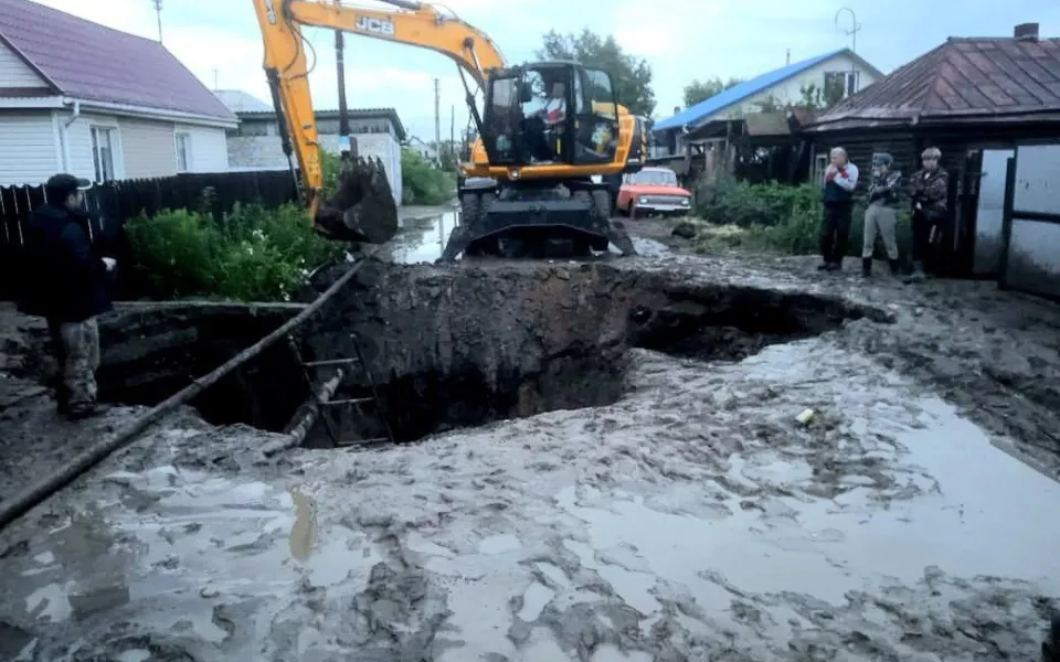 В Рубцовске еще не устранили коммунальную аварию, из-за которой поплыли дома