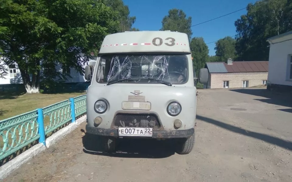 Пьяный житель Алтайского края напал на медика и разбил машину неотложки