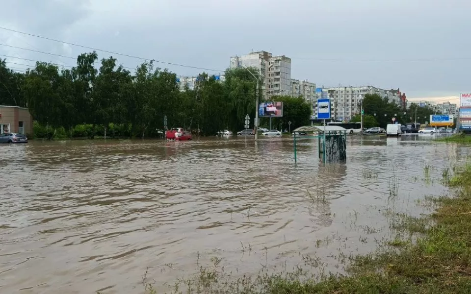 В Барнауле пешеходов сносит потоком дождевой воды. Фото