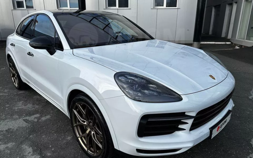 Панорамный Porsche Cayenne в бронепленке за 11,7 млн рублей продают в Барнауле