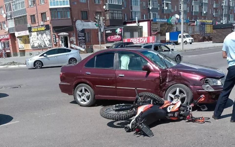 В Бийске водитель мотоцикла на скорости влетел в легковушку