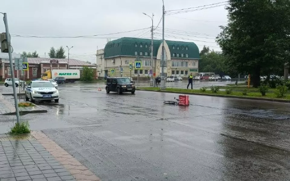 Доставщика еды на велосипеде сбили в районе площади Свободы в Барнауле