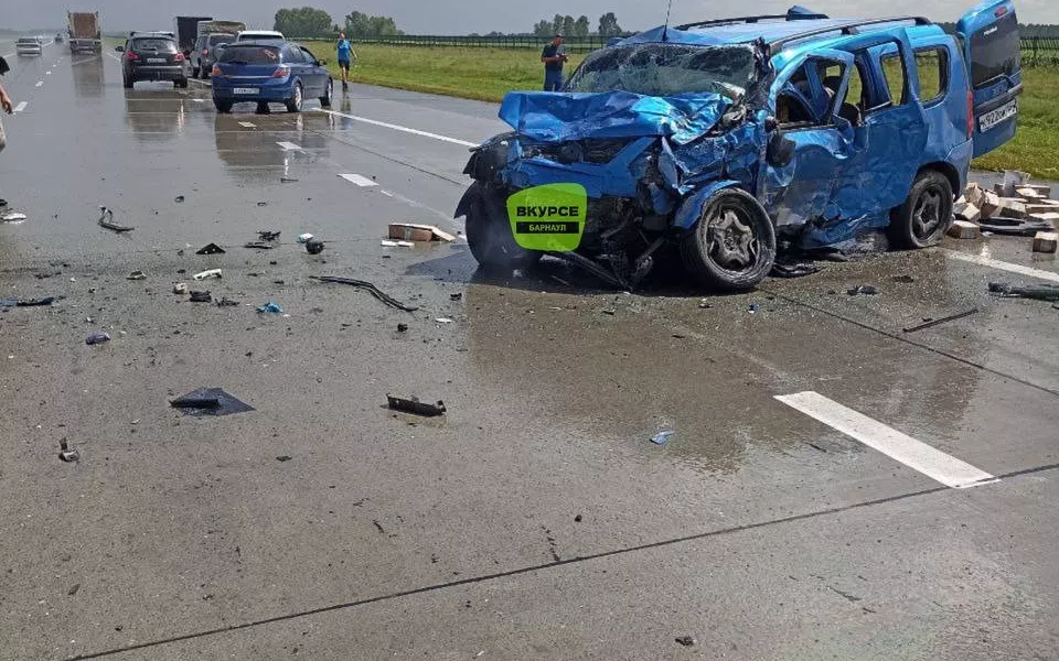 Легковушки попали в жесткое ДТП на трассе рядом с 'Облепихой'