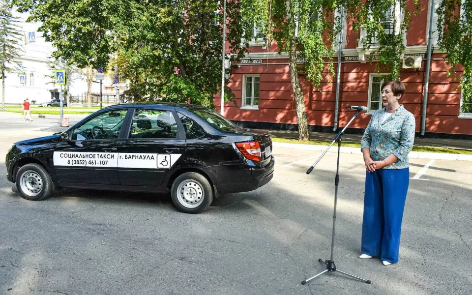 Службе социального такси Барнаула передали новый автомобиль