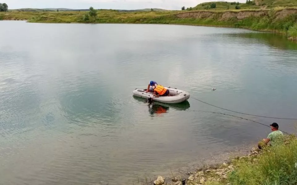 В Алтайском крае тело рыбака достали из искусственного водоема