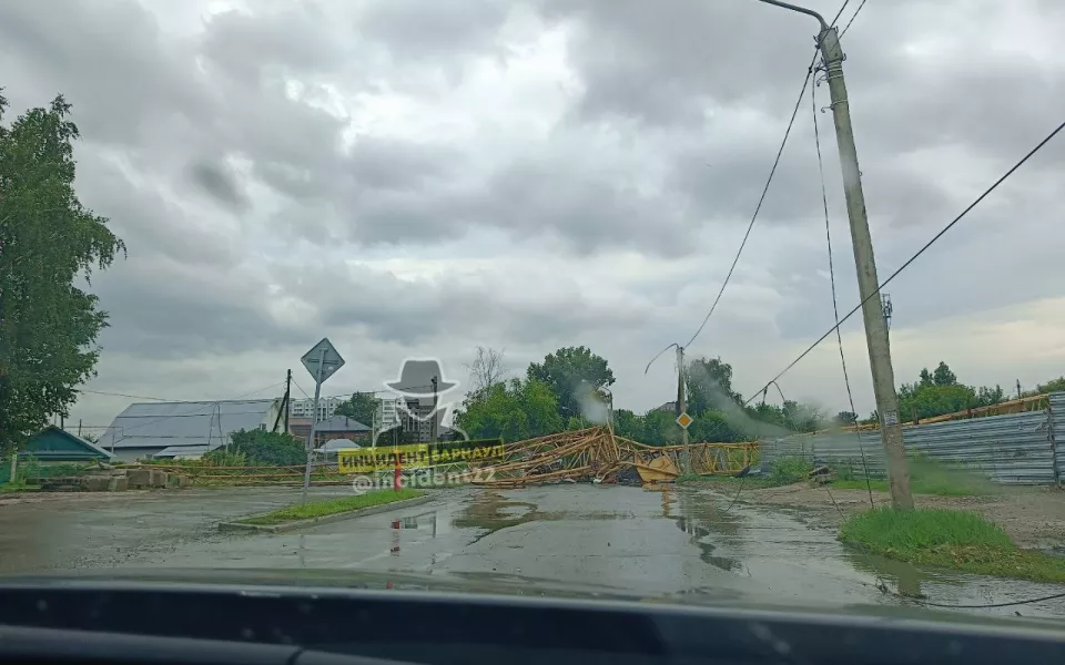 Башенный кран рухнул на дорогу в Барнауле во время ливня