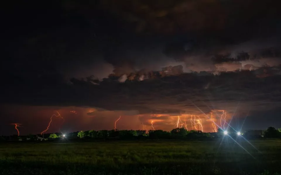 Впечатляющий грозовой фронт сняли над алтайской деревней. Фото