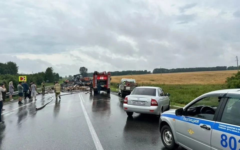 Фура с алтайскими номерами попала в жуткое ДТП в Кузбассе