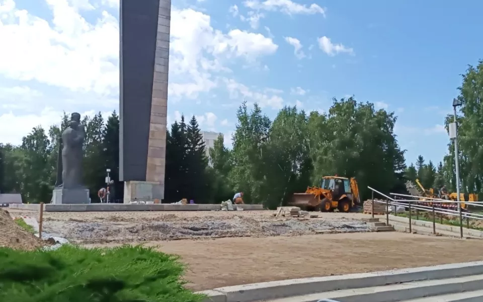 В Барнауле подрядчик готовится к укладке новой плитки на Мемориале Славы