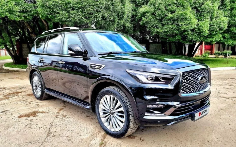 Черный Infiniti QX80 в комплектации макси продают в Барнауле почти за 9 млн рублей