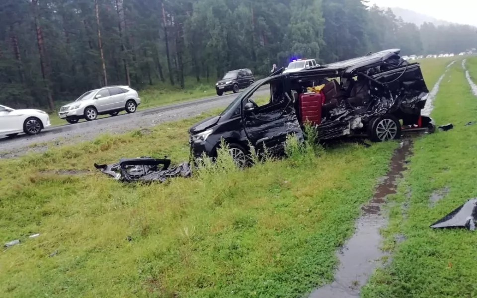 На Алтае один человек погиб и пятеро пострадали в ДТП на встречке