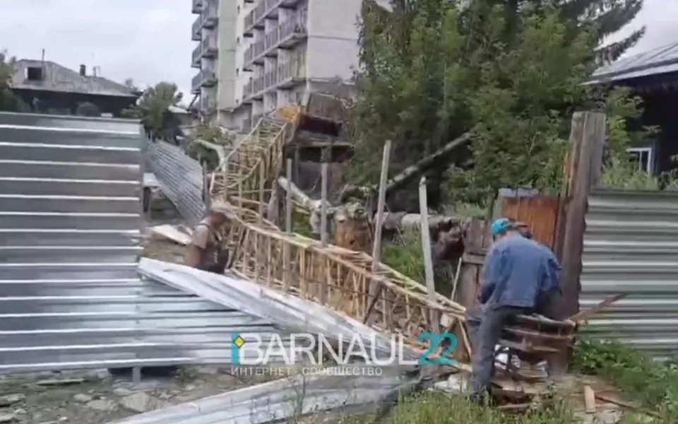 В Барнауле рухнул башенный кран на улице Пролетарской