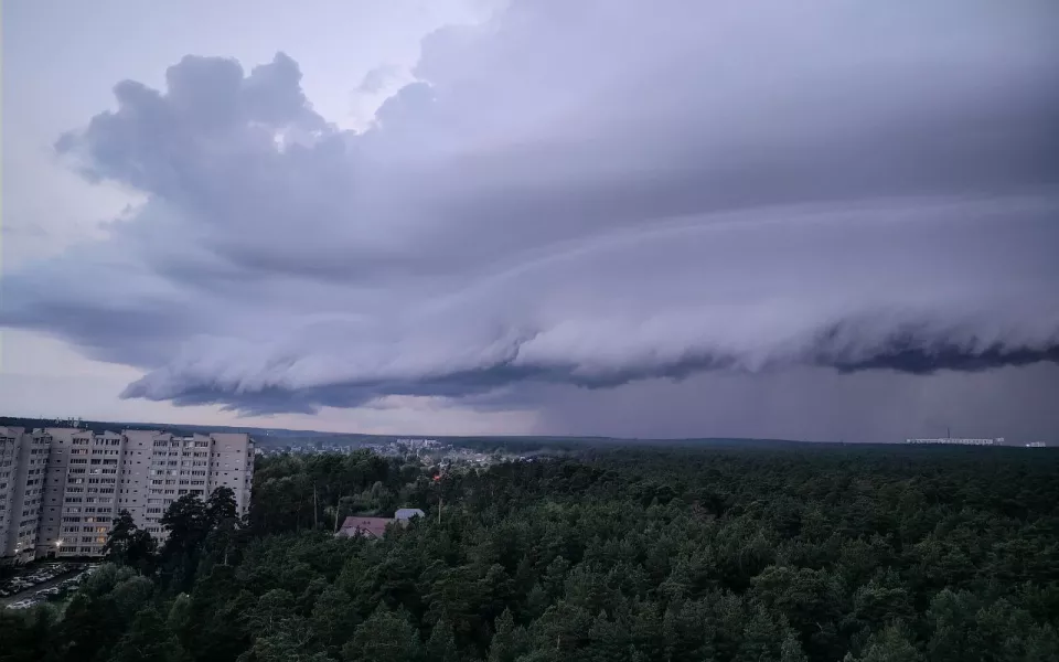 Барнаульцы устроили фотосессию мрачному грозовому фронту