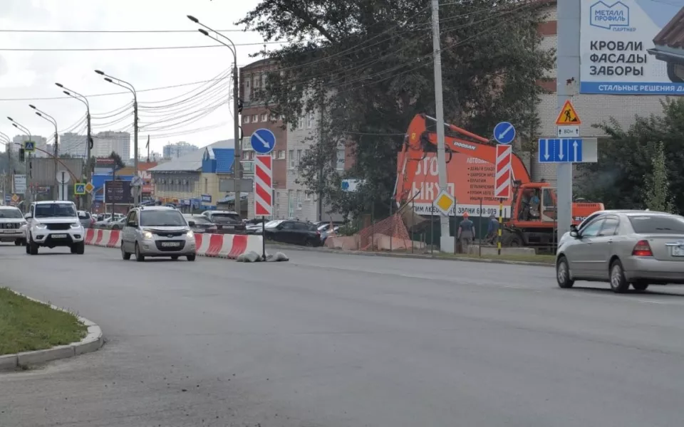 До 28 августа в Барнауле ввели реверсивное движение на участке Павловского тракта