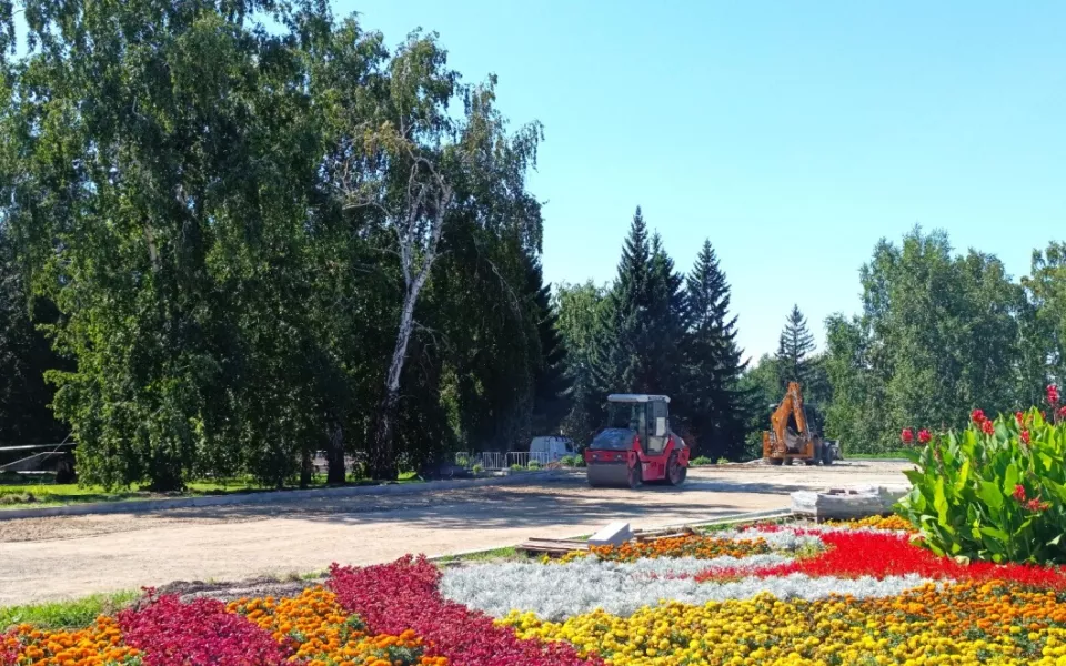 В Барнауле продолжается благоустройство Мемориала Славы. Фото