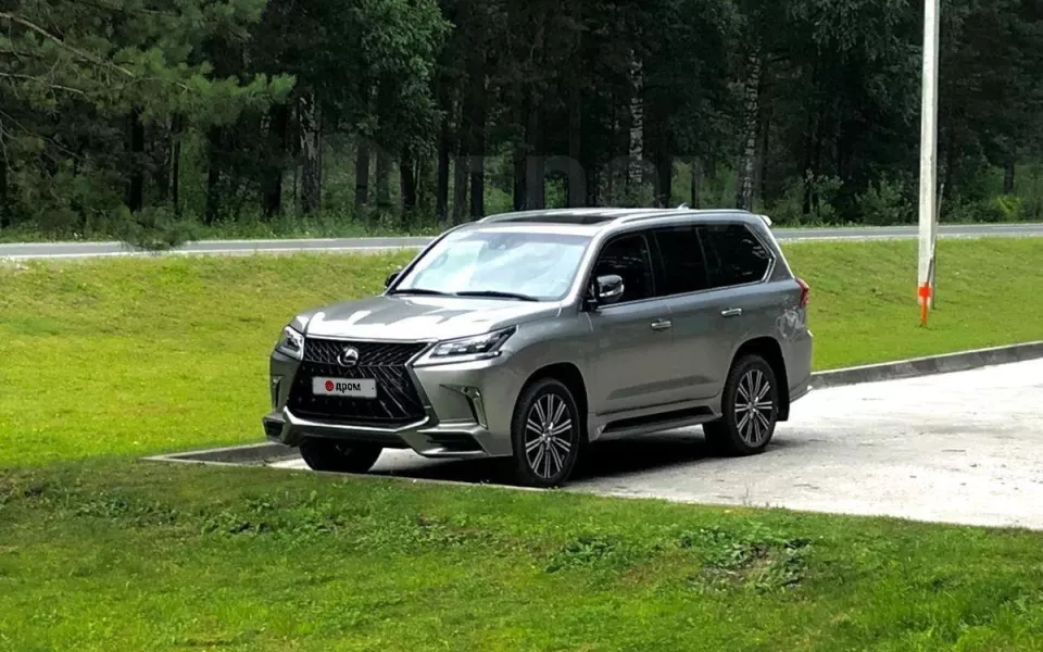 Серебристый Lexus LX570 в бронепленке за 10 млн рублей продают в Алтайском крае