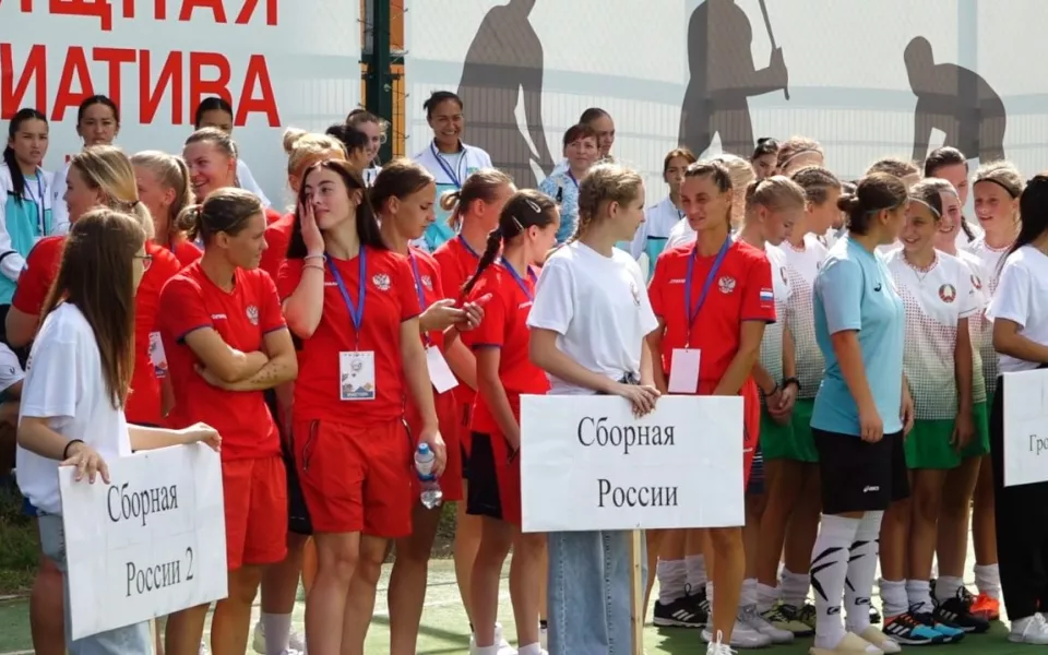 В Барнауле стартовал первый международный турнир по хоккею на траве